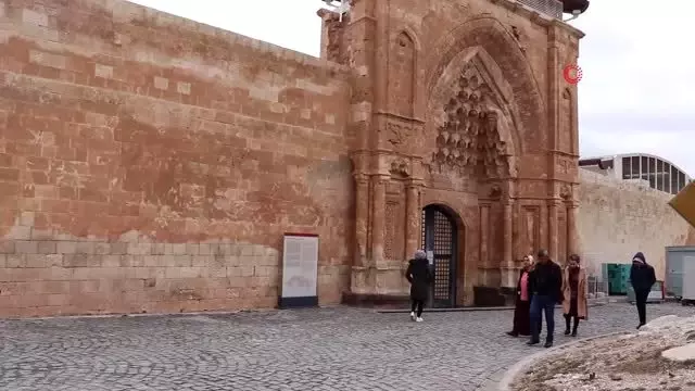 İshak Paşa Sarayı korona virüs tedbirleri kapsamında ziyaretçilere kapatıldı İshak Paşa Sarayı korona virüs tedbirleri kapsamında ziyaretçilere kapatıldı