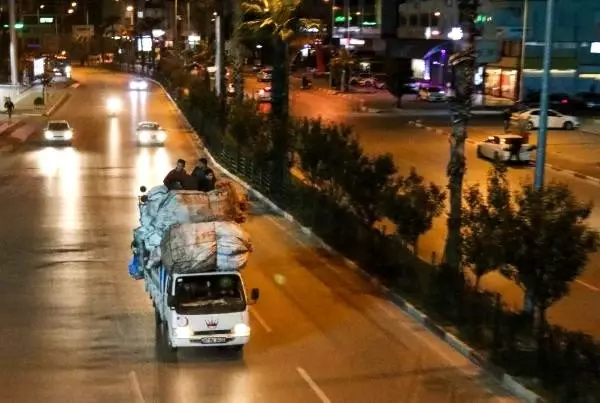 Kamyonet üzerinde tehlikeli yolculuk Kamyonet üzerinde tehlikeli yolculuk