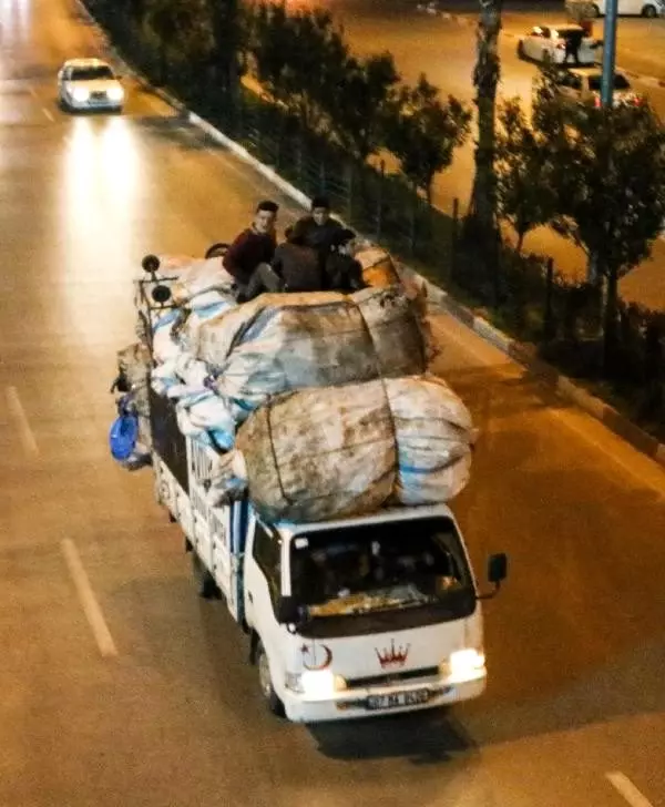Kamyonet üzerinde tehlikeli yolculuk Kamyonet üzerinde tehlikeli yolculuk