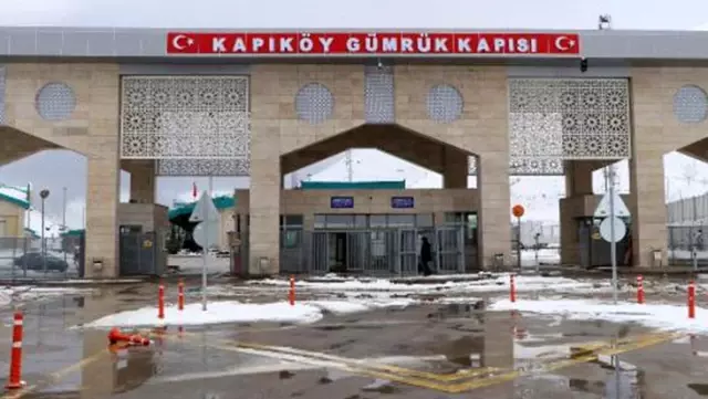 Kapıköy Gümrük Kapısı'ndaki yolcu giriş ve çıkışları geçici süreyle durduruldu Kapıköy Gümrük Kapısı'ndaki yolcu giriş ve çıkışları geçici süreyle durduruldu