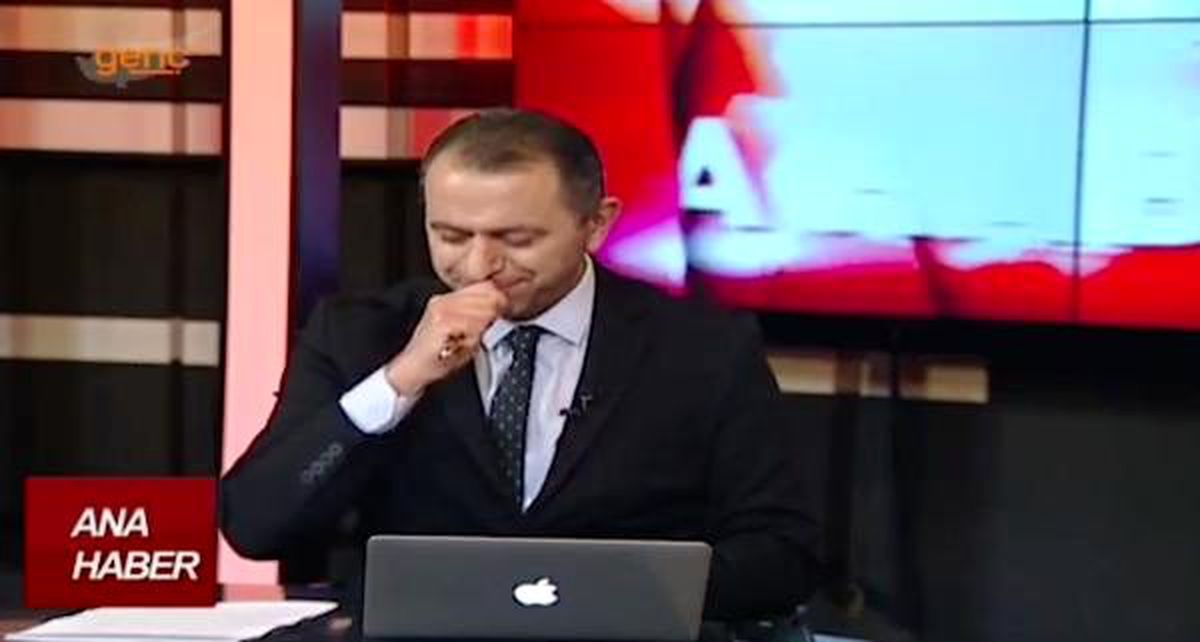 KKTC'de ana haber spikerinin ağzına sinek kaçtı