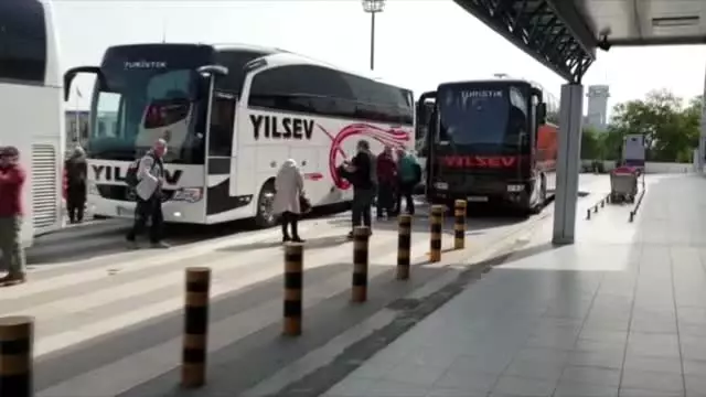 KKTC'de karantina altındaki turist kafilelerinin ülkelerine dönüşleri başladı KKTC'de karantina altındaki turist kafilelerinin ülkelerine dönüşleri başladı