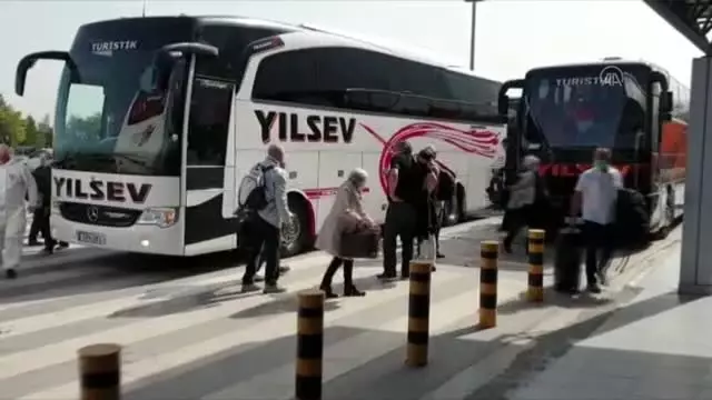 KKTC'de karantina altındaki turist kafilelerinin ülkelerine dönüşleri başladı KKTC'de karantina altındaki turist kafilelerinin ülkelerine dönüşleri başladı
