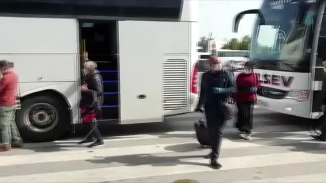 KKTC'de karantina altındaki turist kafilelerinin ülkelerine dönüşleri başladı KKTC'de karantina altındaki turist kafilelerinin ülkelerine dönüşleri başladı