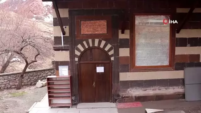 Korona virüs nedeniyle kapatılan Ahmed-i Hani Türbesi sessizliğe büründü Korona virüs nedeniyle kapatılan Ahmed-i Hani Türbesi sessizliğe büründü
