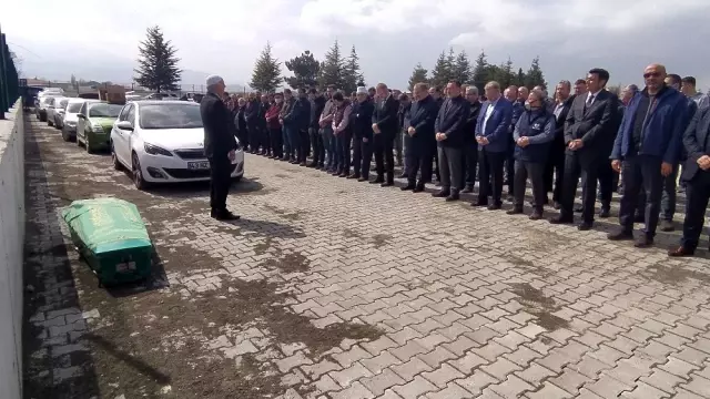 Kütahya'nın sevilen esnaflarından İbrahim Nazlı, son yolculuğuna uğurlandı Kütahya'nın sevilen esnaflarından İbrahim Nazlı, son yolculuğuna uğurlandı