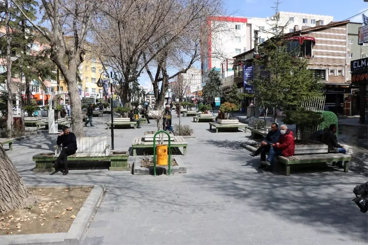 Niğde Belediyesi bankları kaldırdı