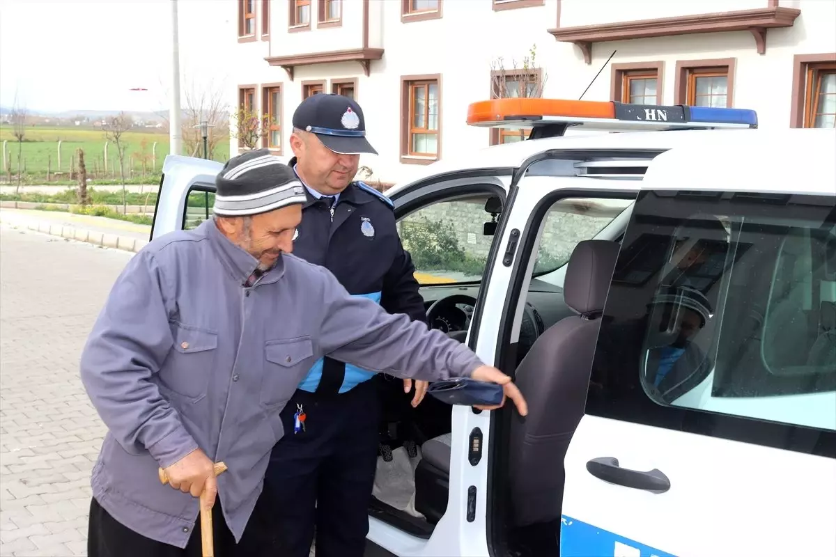 Osmaniye'de 68 yaşındaki vatandaş, maaşını çekmeye zabıta aracıyla götürüldü