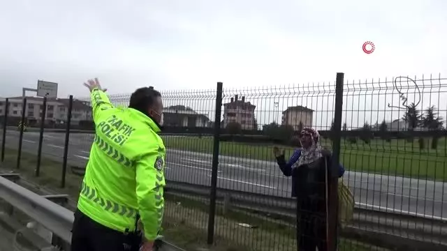 Otoyolun ortasında adres soran kadını polis ekipleri evine bıraktı Otoyolun ortasında adres soran kadını polis ekipleri evine bıraktı