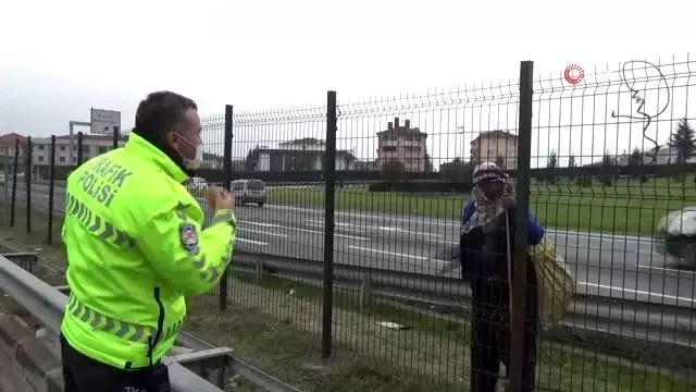 Otoyolun ortasında adres soran kadını polis ekipleri evine bıraktı Otoyolun ortasında adres soran kadını polis ekipleri evine bıraktı