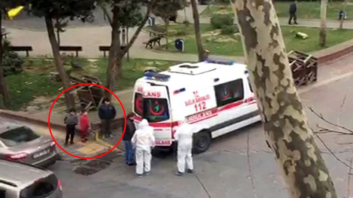 Sağlık ekipleri şüpheli vakaya müdahale etti, evde kalması gereken çocuklar o anları izledi