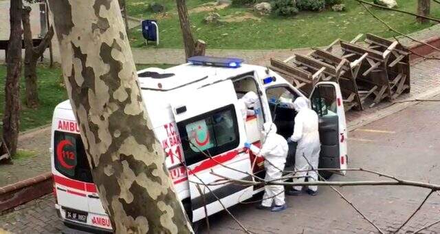 Sağlık ekipleri şüpheli vakaya müdahale etti, evde kalması gereken çocuklar o anları izledi
