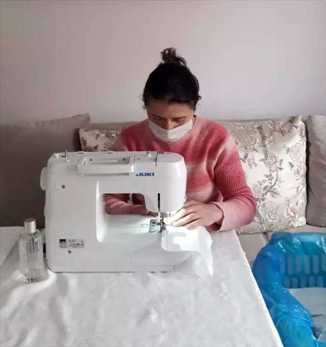 Samsun'daki halk eğitim merkezlerinde sağlık kuruluşları için maske üretiliyor Samsun'daki halk eğitim merkezlerinde sağlık kuruluşları için maske üretiliyor