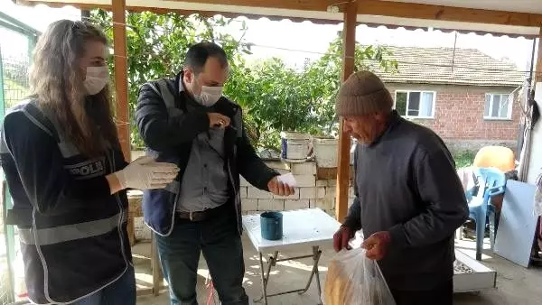 Sokağa çıkamayan çifte ekmeği polis aldı Sokağa çıkamayan çifte ekmeği polis aldı