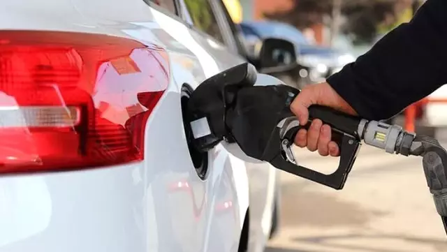 Son Dakika: Benzine büyük indirim geldi