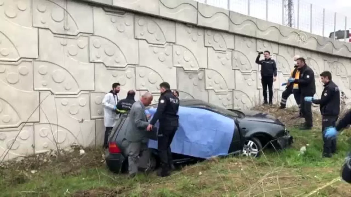 Tarlaya devrilen otomobilin sürücüsü öldü