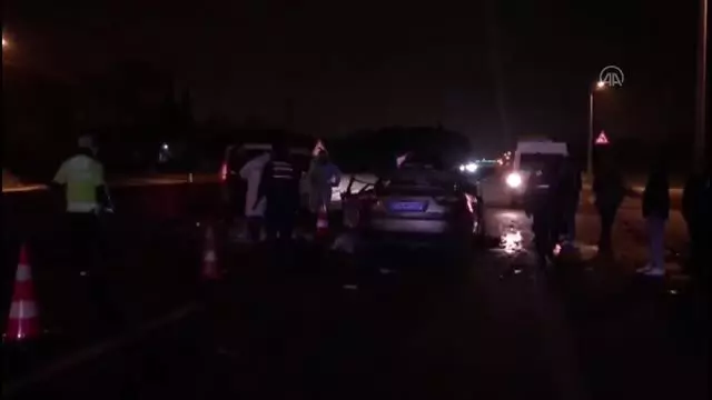 Tıra çarpan otomobil sürücüsü öldü Tıra çarpan otomobil sürücüsü öldü