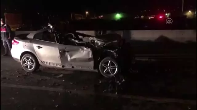 Tıra çarpan otomobil sürücüsü öldü Tıra çarpan otomobil sürücüsü öldü