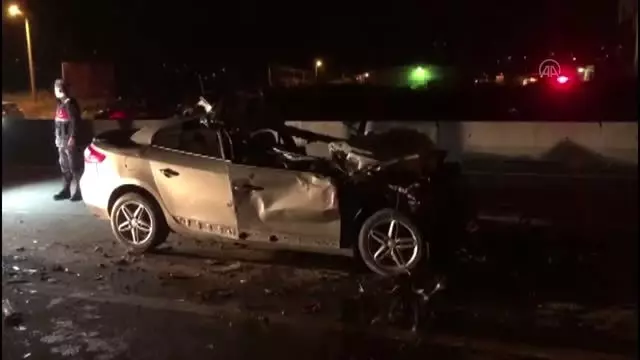 Tıra çarpan otomobil sürücüsü öldü Tıra çarpan otomobil sürücüsü öldü