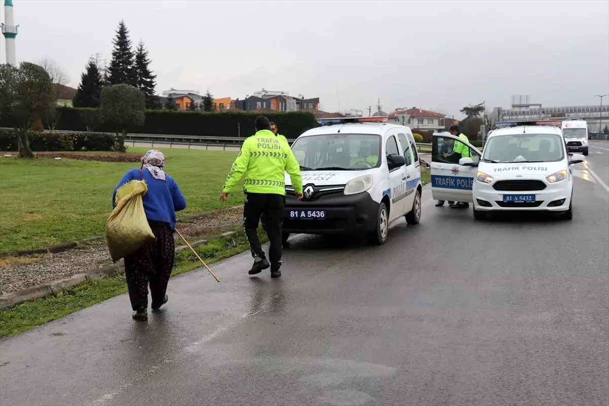 Trafik polisleri yardım isteyen kadını ekip otosuyla gideceğe yere götürdü