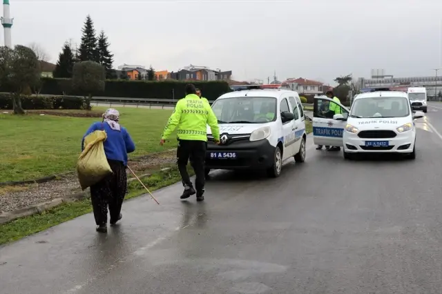 Trafik polisleri yardım isteyen kadını ekip otosuyla gideceğe yere götürdü Trafik polisleri yardım isteyen kadını ekip otosuyla gideceğe yere götürdü