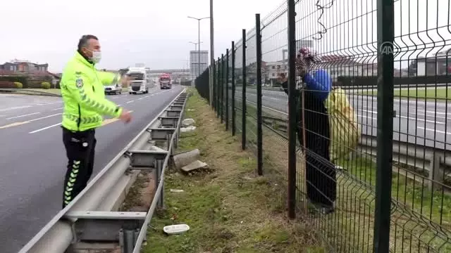 Trafik polisleri yardım isteyen kadını ekip otosuyla gideceğe yere götürdü Trafik polisleri yardım isteyen kadını ekip otosuyla gideceğe yere götürdü