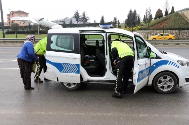 Trafik polisleri yardım isteyen kadını ekip otosuyla gideceğe yere götürdü Trafik polisleri yardım isteyen kadını ekip otosuyla gideceğe yere götürdü
