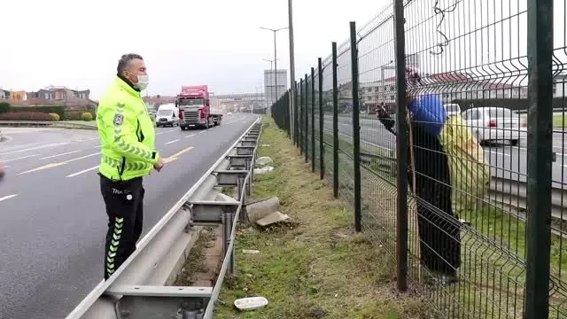 Trafik polisleri yardım isteyen kadını ekip otosuyla gideceğe yere götürdü Trafik polisleri yardım isteyen kadını ekip otosuyla gideceğe yere götürdü