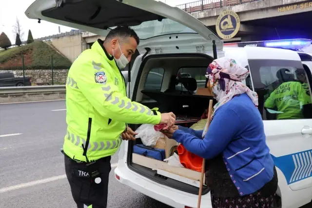 Trafik polisleri yardım isteyen kadını ekip otosuyla gideceğe yere götürdü Trafik polisleri yardım isteyen kadını ekip otosuyla gideceğe yere götürdü