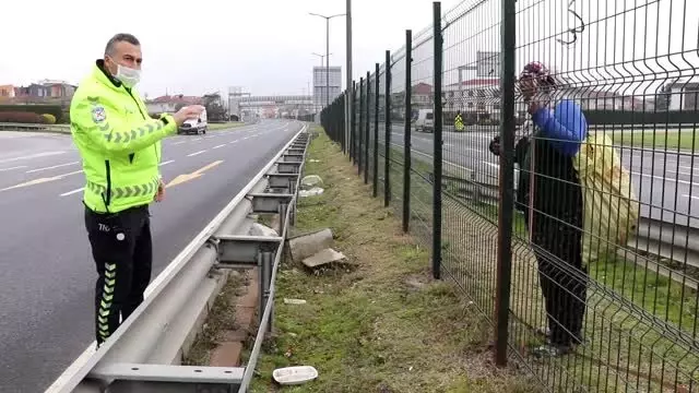 Trafik polisleri yardım isteyen kadını ekip otosuyla gideceğe yere götürdü Trafik polisleri yardım isteyen kadını ekip otosuyla gideceğe yere götürdü