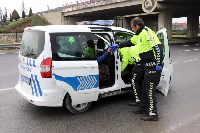 Trafik polisleri yardım isteyen kadını ekip otosuyla gideceğe yere götürdü Trafik polisleri yardım isteyen kadını ekip otosuyla gideceğe yere götürdü