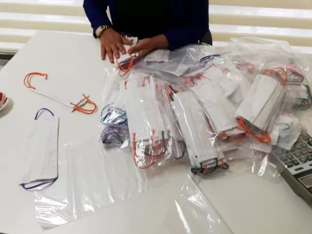 Ürettikleri maskeleri güvenlik görevlilerine dağıttılar Ürettikleri maskeleri güvenlik görevlilerine dağıttılar