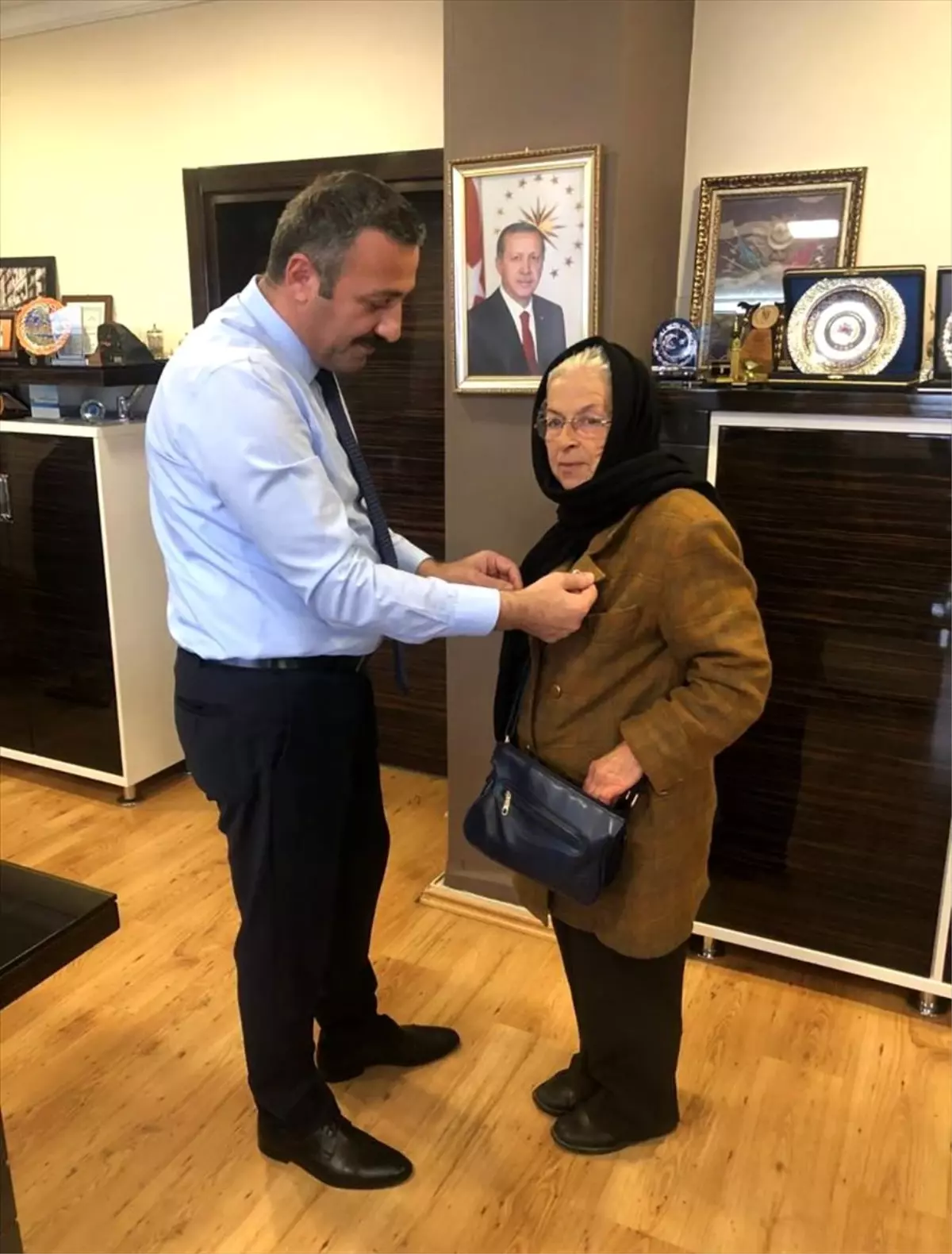 Zonguldak'ta halk otobüsüne alınmayan yaşlı kadını aşağıladığı iddiasıyla gözaltına alınan 2 kişi...