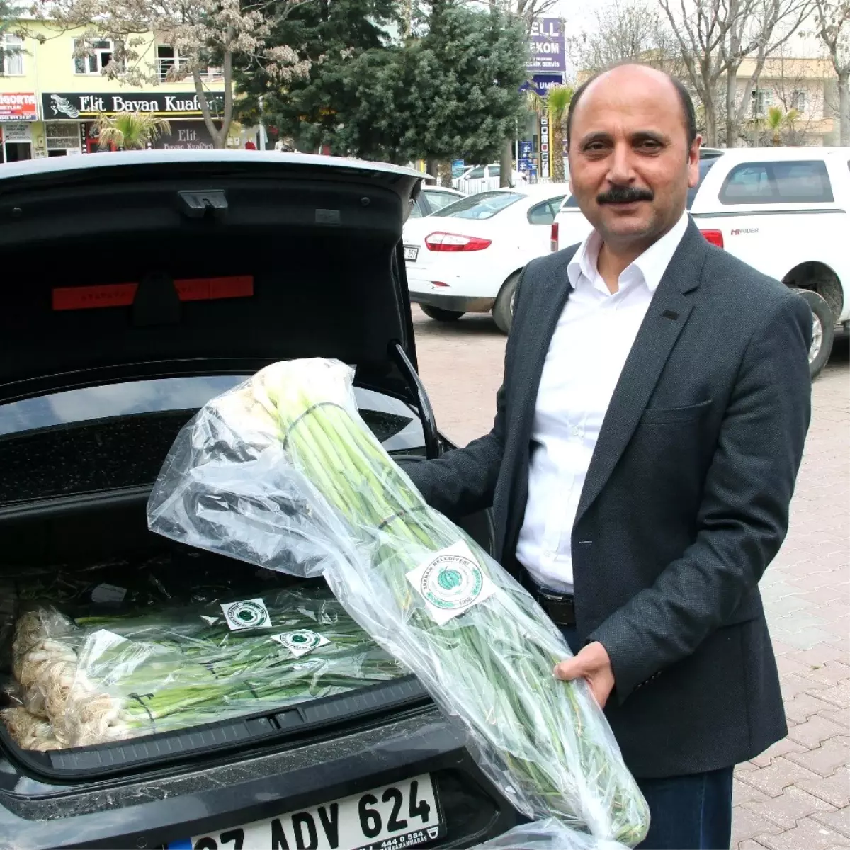 8 belediye başkanına 8 koli sarımsak