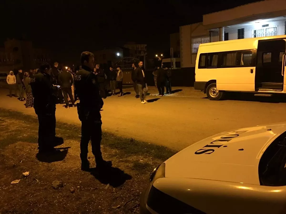Adana�da aynı mahalledeki 2 ev kurşunlandı Haberler
