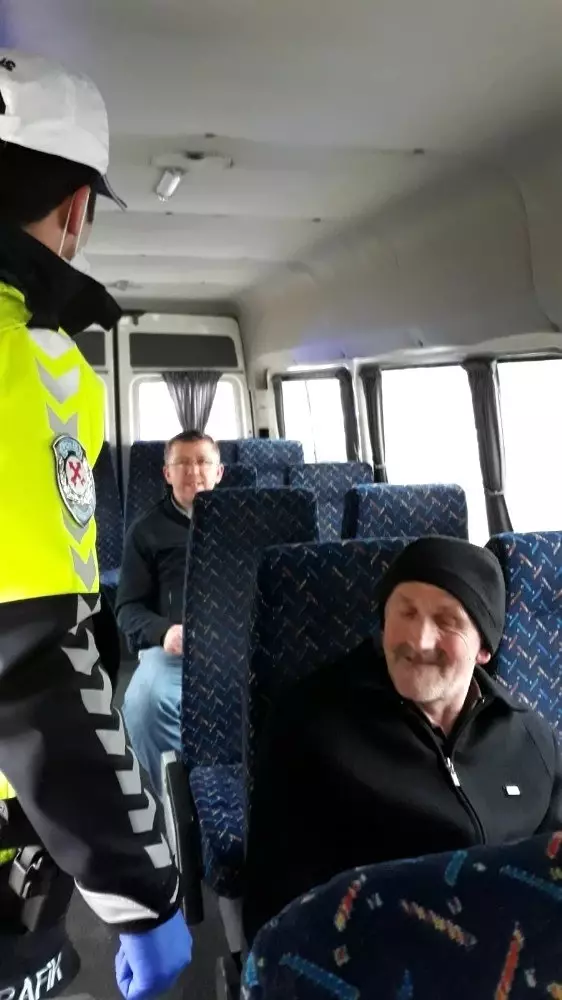 Akçakoca'da polisten otobüslerde korona virüs denetimi Akçakoca'da polisten otobüslerde korona virüs denetimi