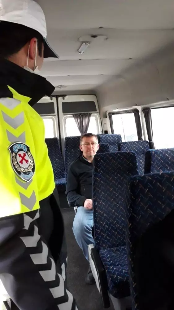 Akçakoca'da polisten otobüslerde korona virüs denetimi Akçakoca'da polisten otobüslerde korona virüs denetimi