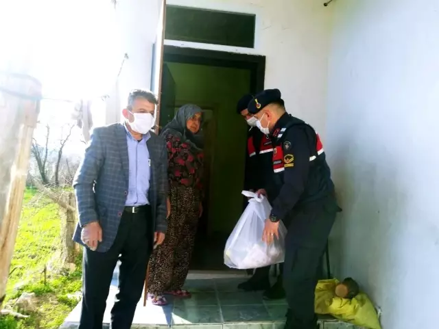 Amasya'da 65 yaş üstü vatandaşlara jandarmadan gıda yardımı Amasya'da 65 yaş üstü vatandaşlara jandarmadan gıda yardımı