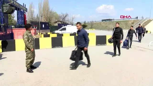 Ankara'da acemi erlerin sevkinde üst düzey koronavirüs önlemi Ankara'da acemi erlerin sevkinde üst düzey koronavirüs önlemi