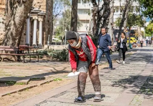 Antalya'da dilenciler maske taktı