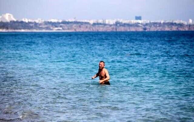Antalya'da koronavirüs yasakları denizseverleri durdurmadı