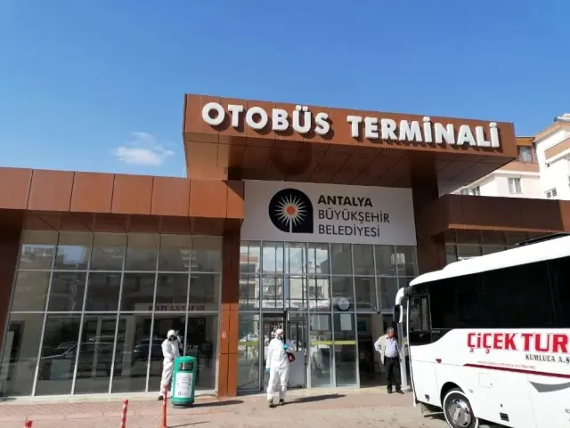 Antalya'da yollar yıkanarak dezenfekte ediliyor Antalya'da yollar yıkanarak dezenfekte ediliyor