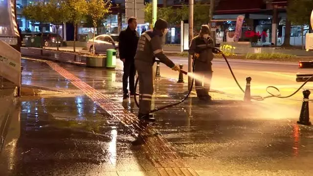 Antalya'da yollar yıkanarak dezenfekte ediliyor Antalya'da yollar yıkanarak dezenfekte ediliyor