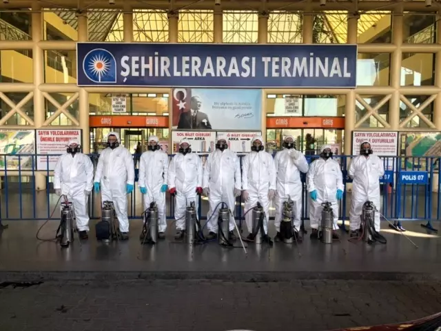 Antalya'da yollar yıkanarak dezenfekte ediliyor Antalya'da yollar yıkanarak dezenfekte ediliyor