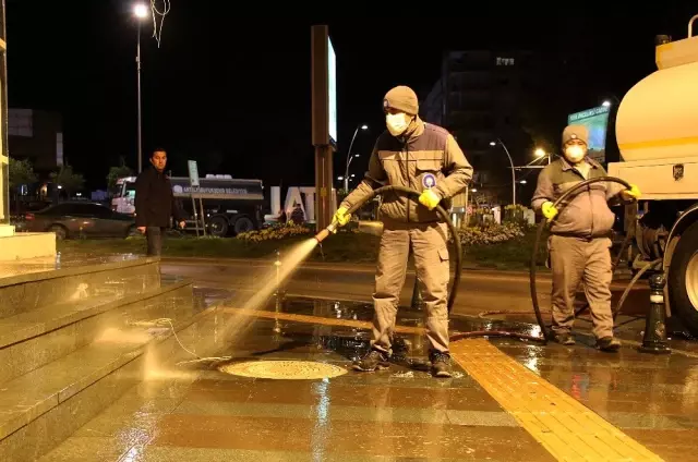 Antalya'da yollar yıkanarak dezenfekte ediliyor Antalya'da yollar yıkanarak dezenfekte ediliyor