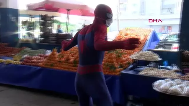 ANTALYA Maske dağıtan 'Örümcek Adam' şaşkınlık yarattı ANTALYA Maske dağıtan 'Örümcek Adam' şaşkınlık yarattı