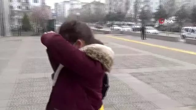 Arkadaşını pompalı tüfekle vuran genç kız ve 2 arkadaşı yakalandı Arkadaşını pompalı tüfekle vuran genç kız ve 2 arkadaşı yakalandı