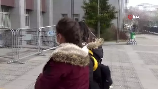 Arkadaşını pompalı tüfekle vuran genç kız ve 2 arkadaşı yakalandı Arkadaşını pompalı tüfekle vuran genç kız ve 2 arkadaşı yakalandı