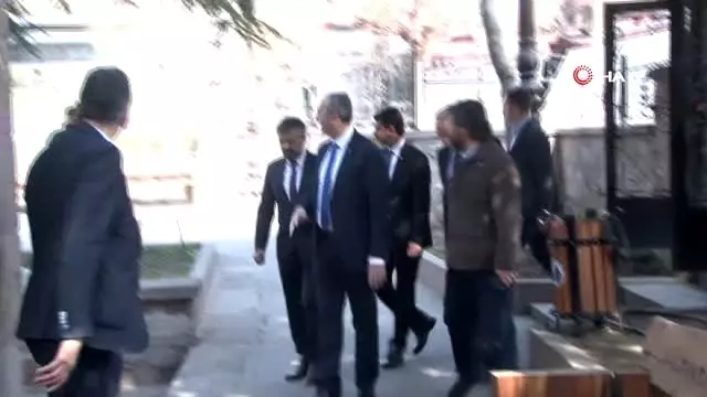 Bakan Gül, merhum Muhsin Yazıcıoğlu'nu kabri başında andı Bakan Gül, merhum Muhsin Yazıcıoğlu'nu kabri başında andı