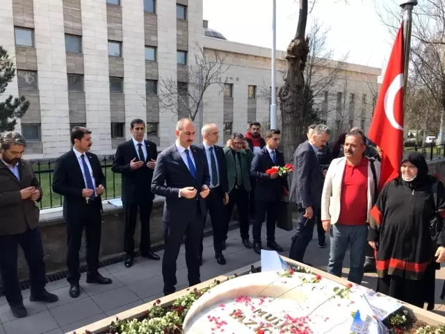 Bakan Gül, Muhsin Yazıcıoğlu'nu kabri başında andı Bakan Gül, Muhsin Yazıcıoğlu'nu kabri başında andı